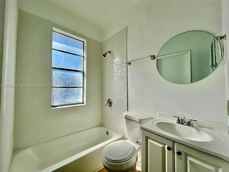 301 SW 10th Ave #1 — Photo 8