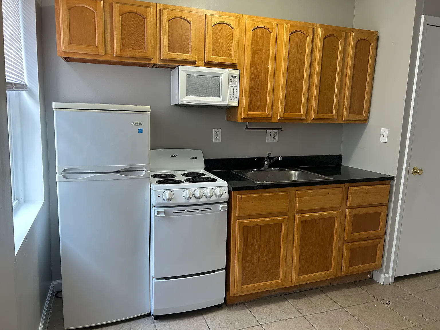 Studio, $990 — Photo 3