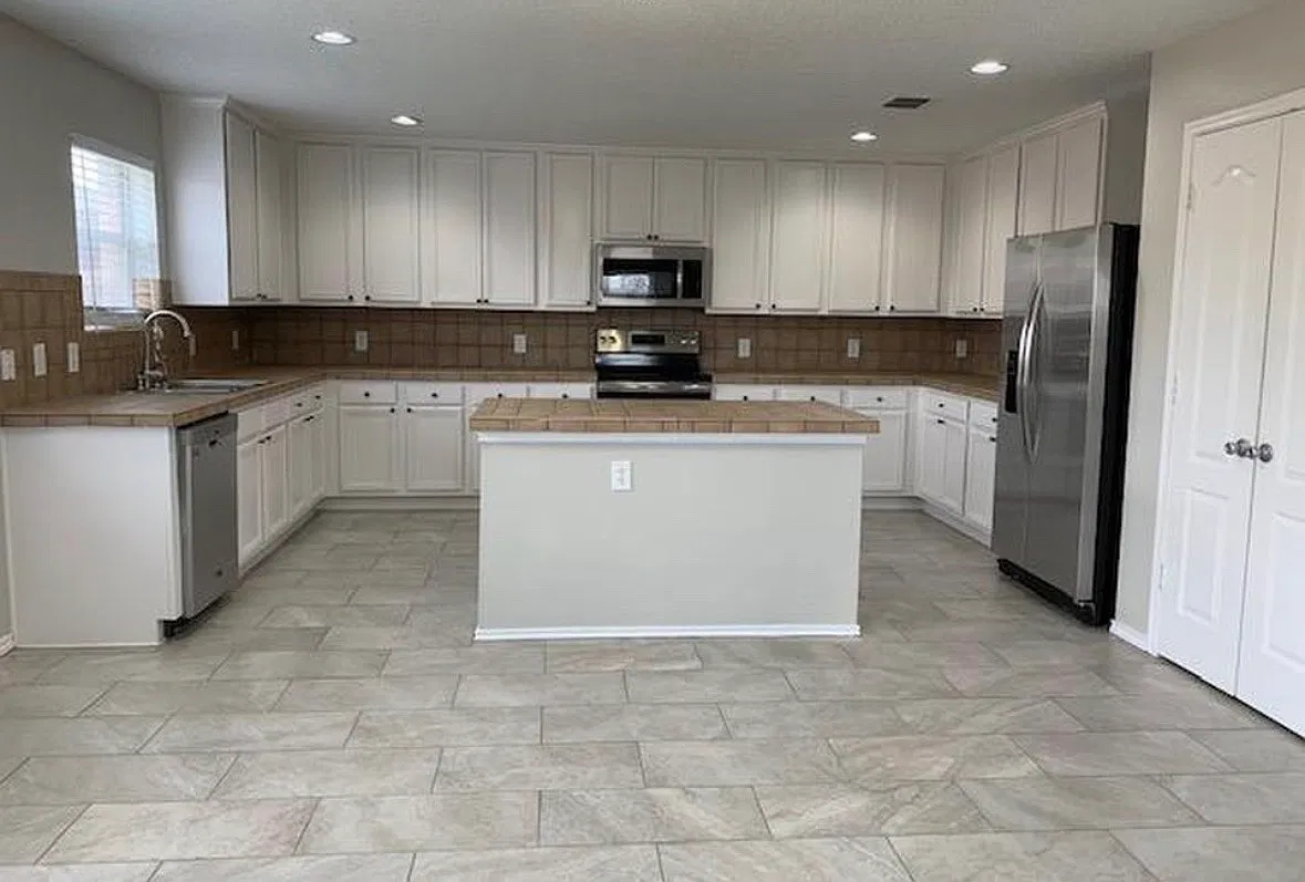 5 bed, 3991 sqft, $3,400 — Photo 3