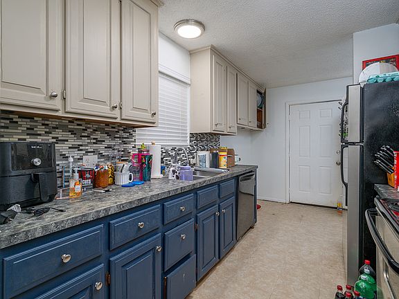 5th image of 611 Canada St