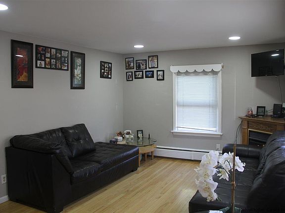 3rd image of 32 Clermont St