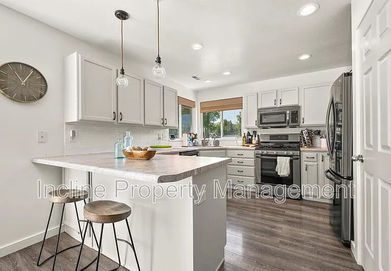 702 Durham Dr — Photo 12