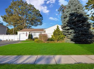 74 2nd Ave, Massapequa Park, NY 11762