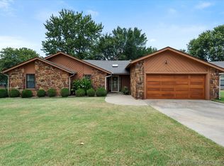 351 Ridgecrest Ct, Bartlesville, OK 74006