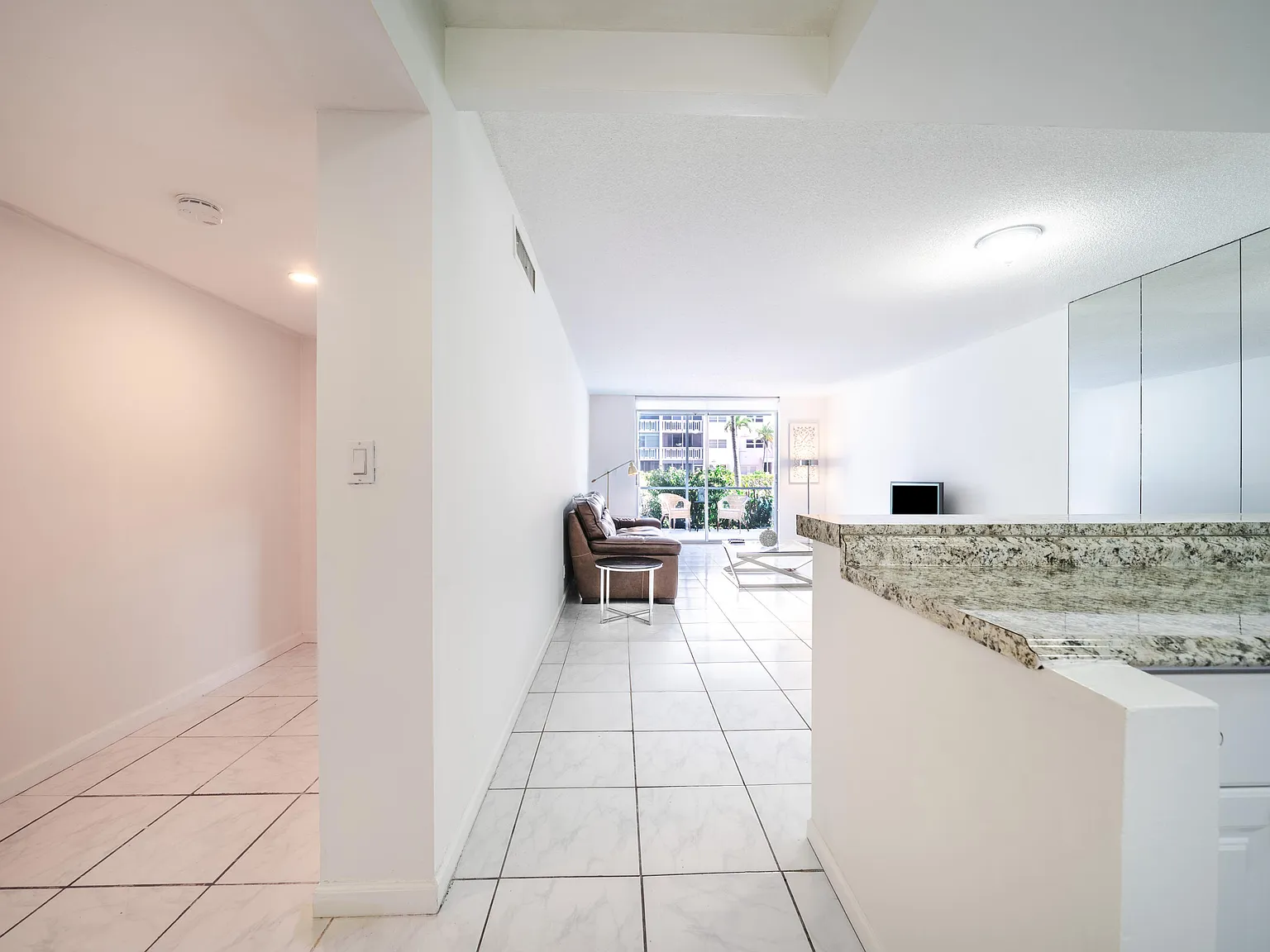 1 bed, 1.5 bath, 847 sqft, $1,990 — Photo 3