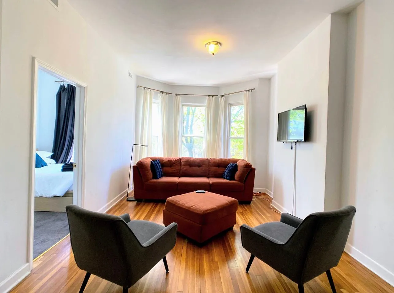 3431 S Prairie Ave — Photo 2