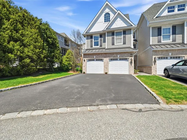 477 Pacing Way, Westbury, NY 11590