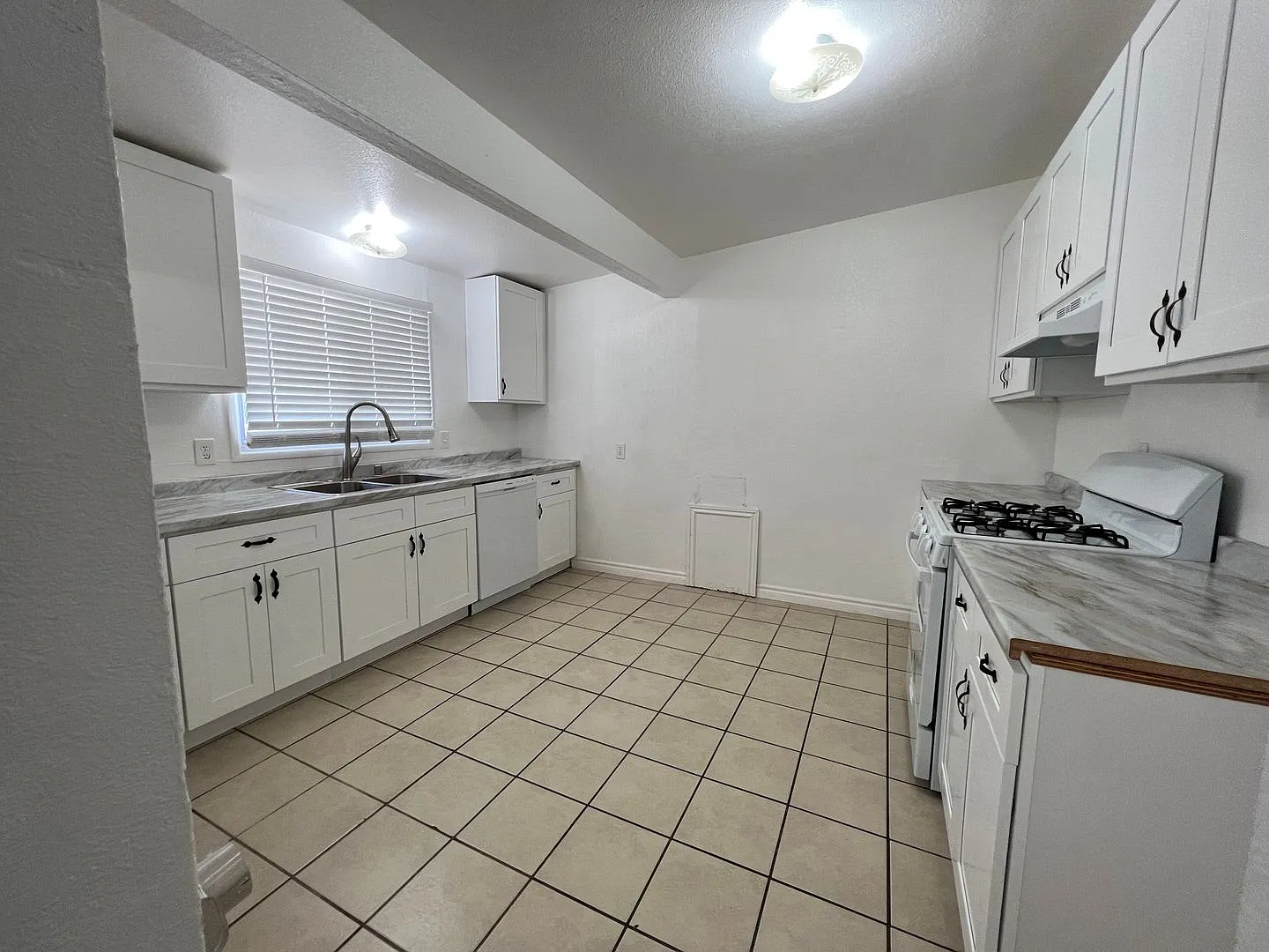 4BD/2BA In La Mirage. Nice Backyard! — Photo 4
