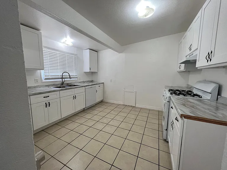 320 Palm Dr — Photo 4