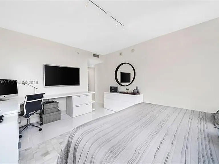 253 NE 2nd St #1109 — Photo 30