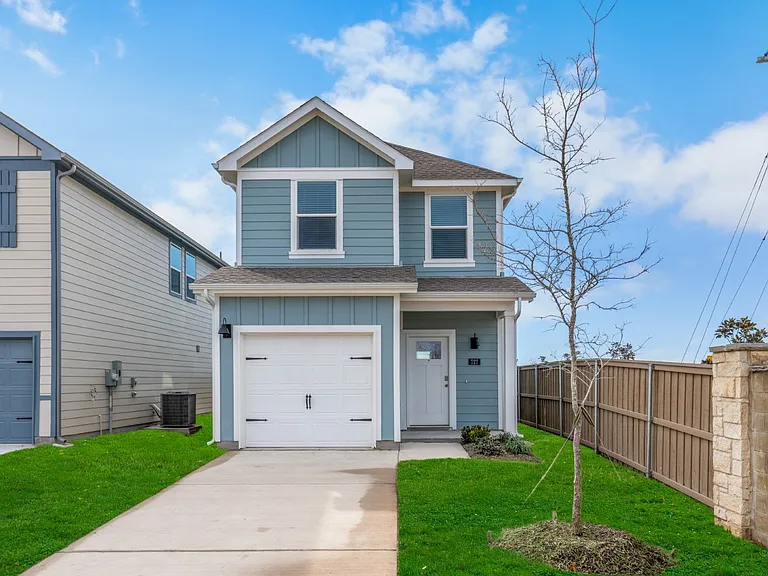 727 Cloverwood Dr — Photo 1