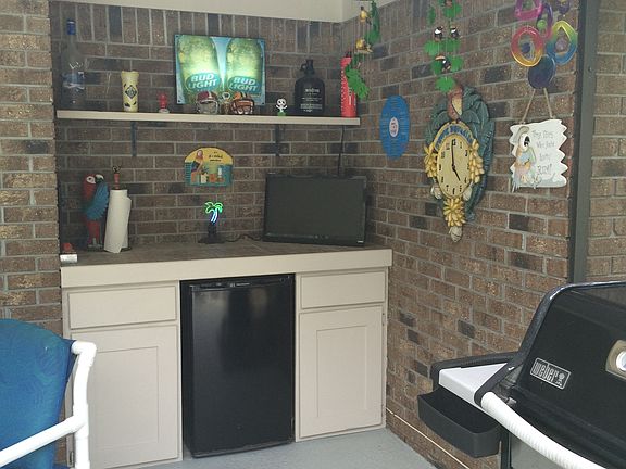 Pool bar with TV and refrig