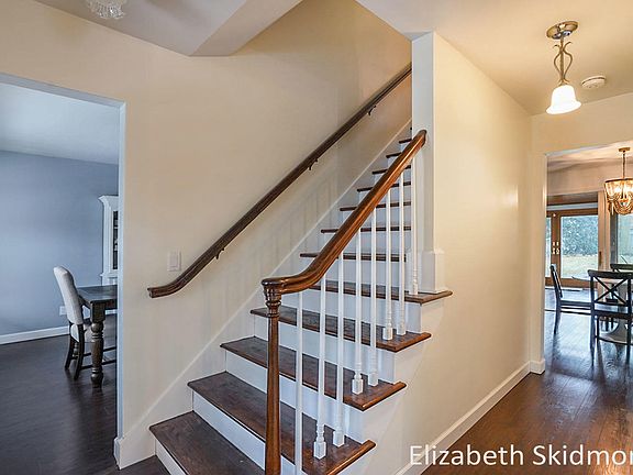 2nd image of 910 Parkway Dr NE