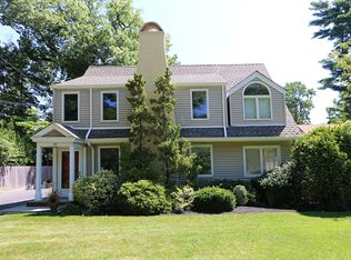 19 Station Rd, Great Neck, NY 11021