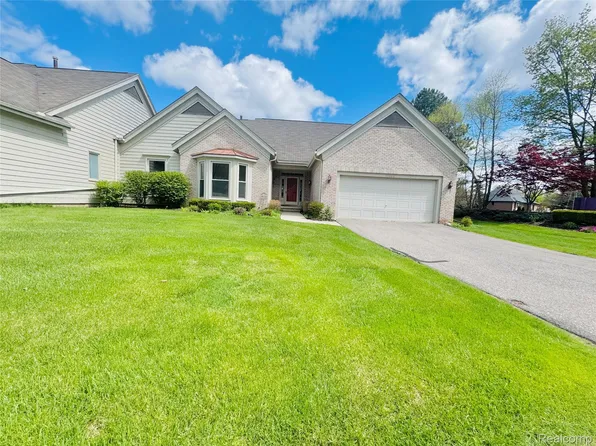 35460 Woodfield Dr, Farmington, MI 48331