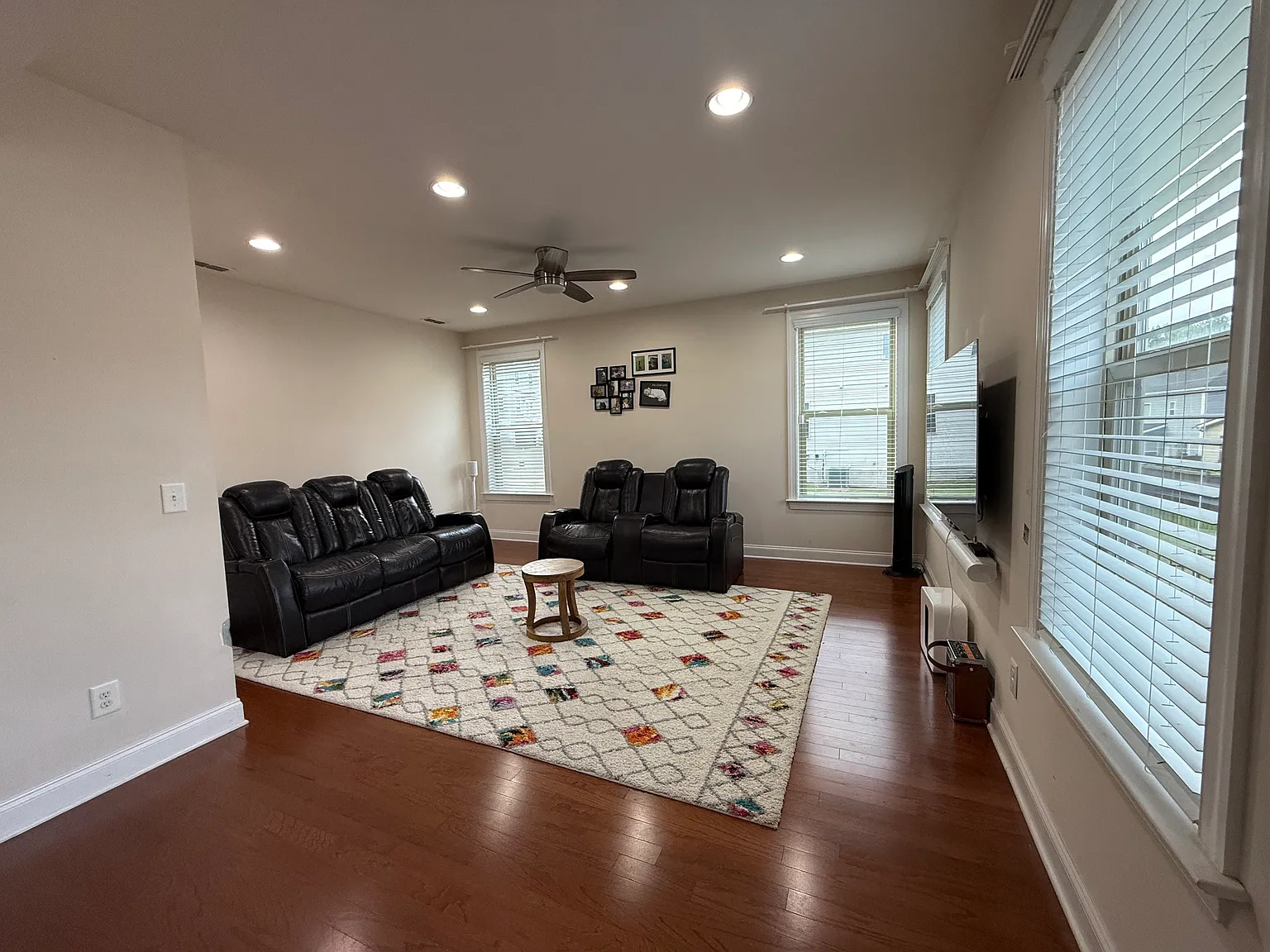 3 bed, 2.5 bath, 2420 sqft, $2,950 — Photo 1