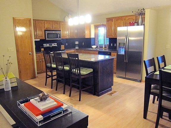 Kitchen with large Island