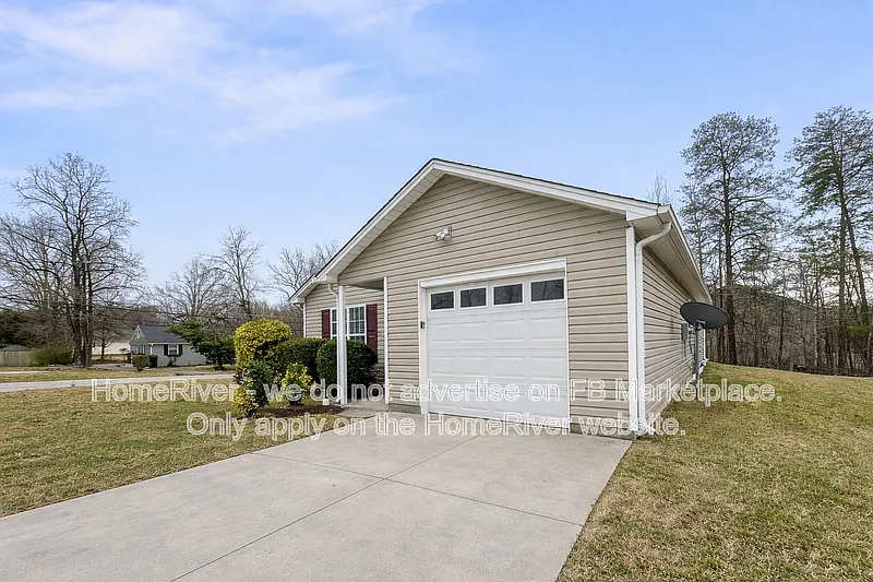 3 bed, 2.0 bath, 1240 sqft, $1,755 — Photo 2