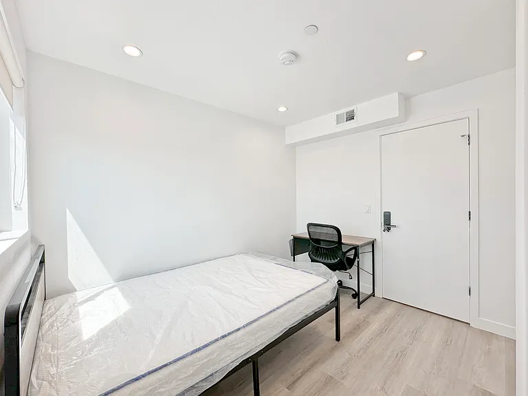 1363 W 35th St #9 — Photo 18