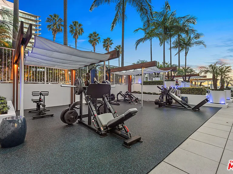 13700 Marina Pointe Dr #327 — Photo 31