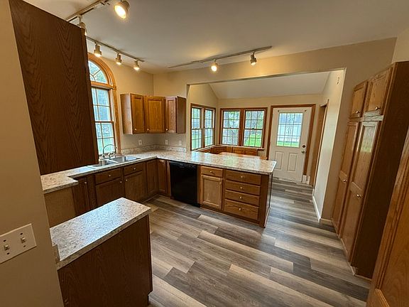 5th image of 3920 Lockwood Ave