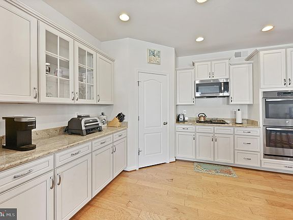 4th image of 29493 Glenwood Dr