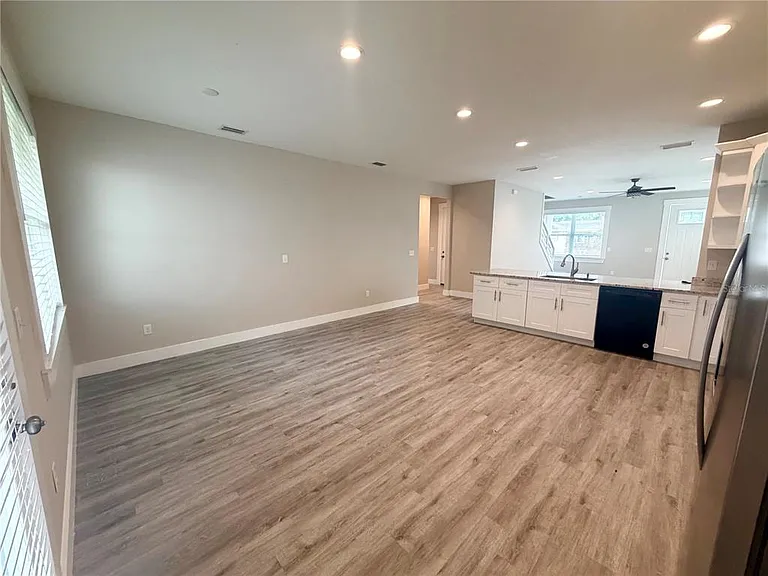 2125 W Saint Joseph St — Photo 7