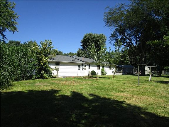 3rd image of 28 Center Dr