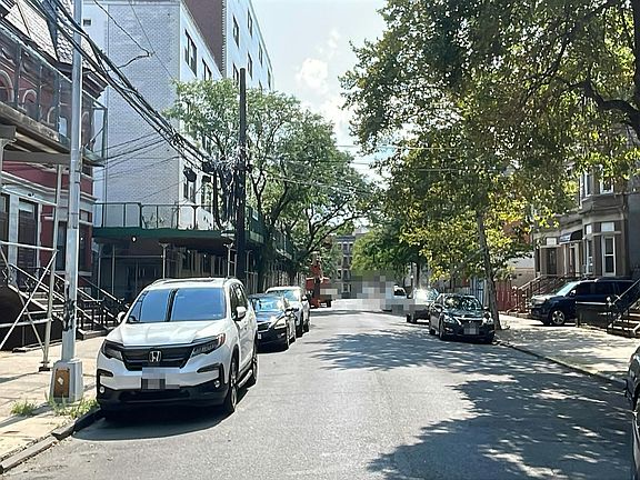 5th image of 740 Kelly St