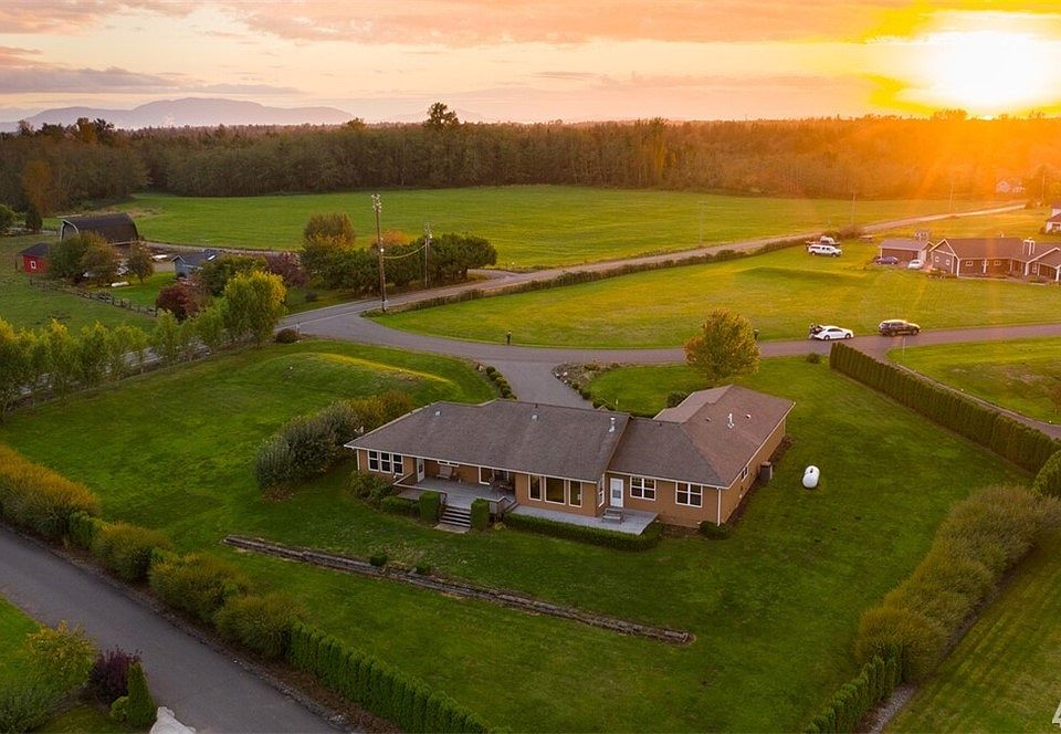 Extraordinary country lifestyle in this spectacular neighborhood setting -- Cascade views for your pleasure