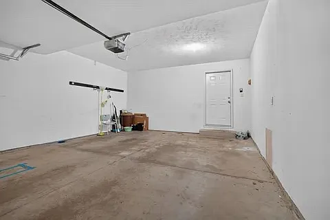 3 bed, 2395 sqft, $2,000 — Photo 1