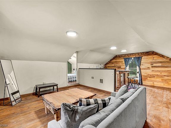 29th image of 262 E Walnut St