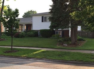 242 N Country Club Dr, Addison, IL 60101