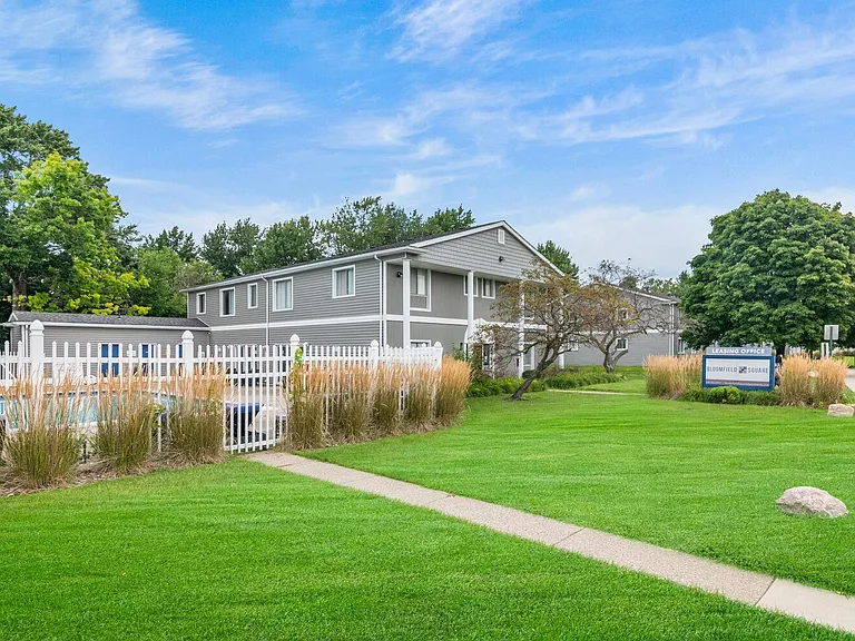 Bloomfield Square Apartments - Auburn Hills, MI — Photo 19