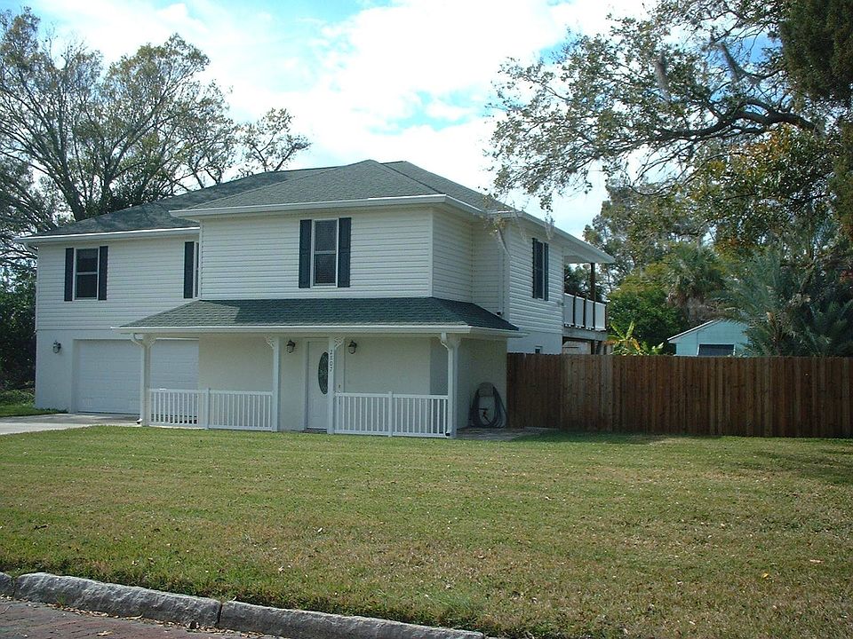 Gulfport Home built in 2004, like new, 3/2.5 with 4 car garage. 100x100 lot.
