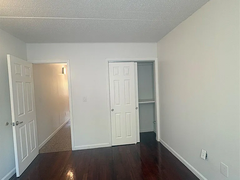 2060 Washington Ave — Photo 2