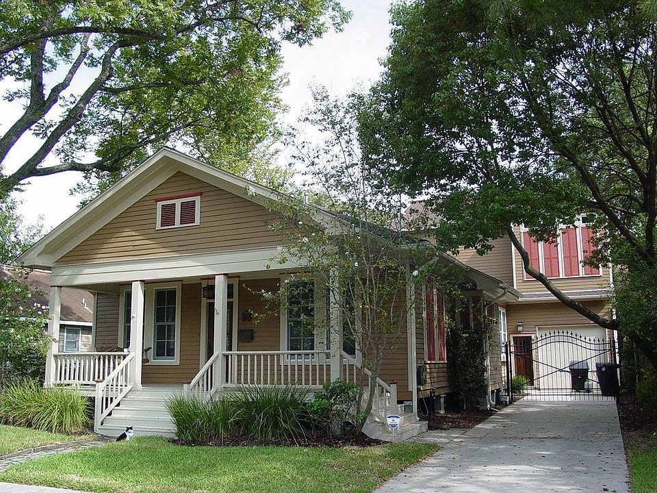 Front of home with large porch