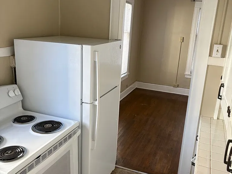 220 Belmont Ave E — Photo 12