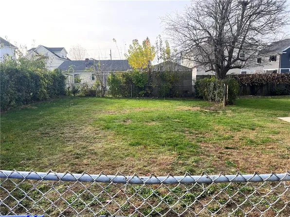 32 Grosvenor Ave, Providence, RI 02908
