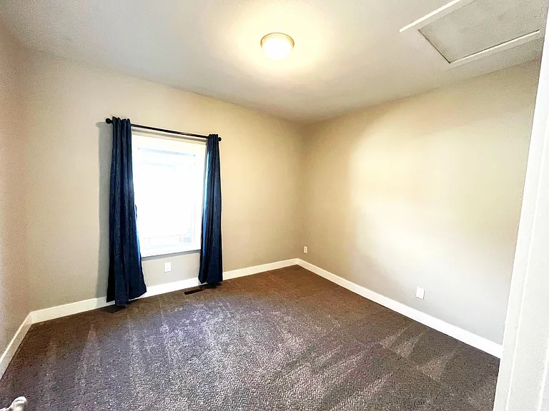 439 N Walnut St — Photo 17