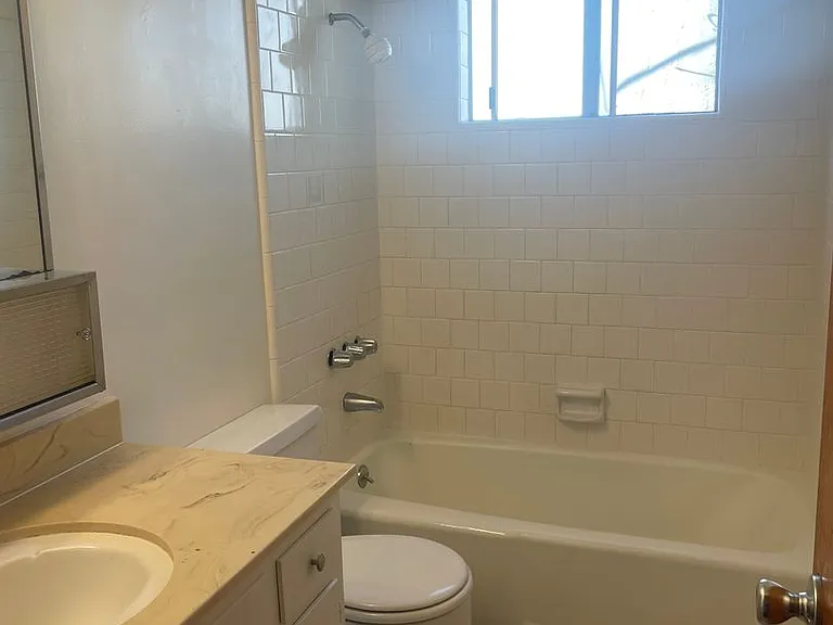 2034 Bath St — Photo 10