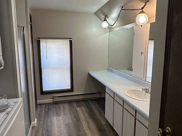 713 N Main St #1/2 — Photo 5