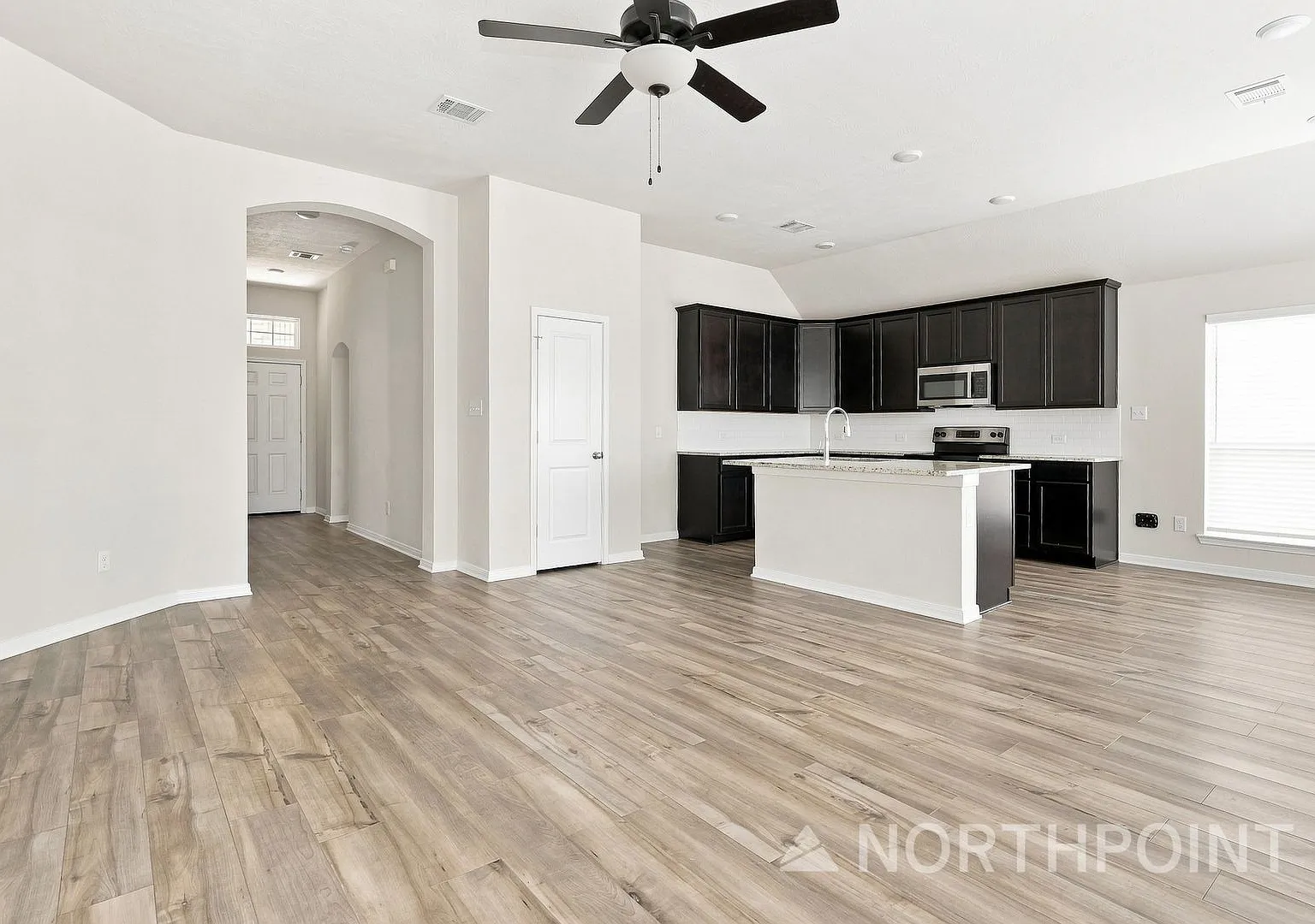 4-Bedroom, 2 Bath Single Family for Rent in Montgomery, TX| 2-Car Garage Parking & Modern Kitchen — Photo 3
