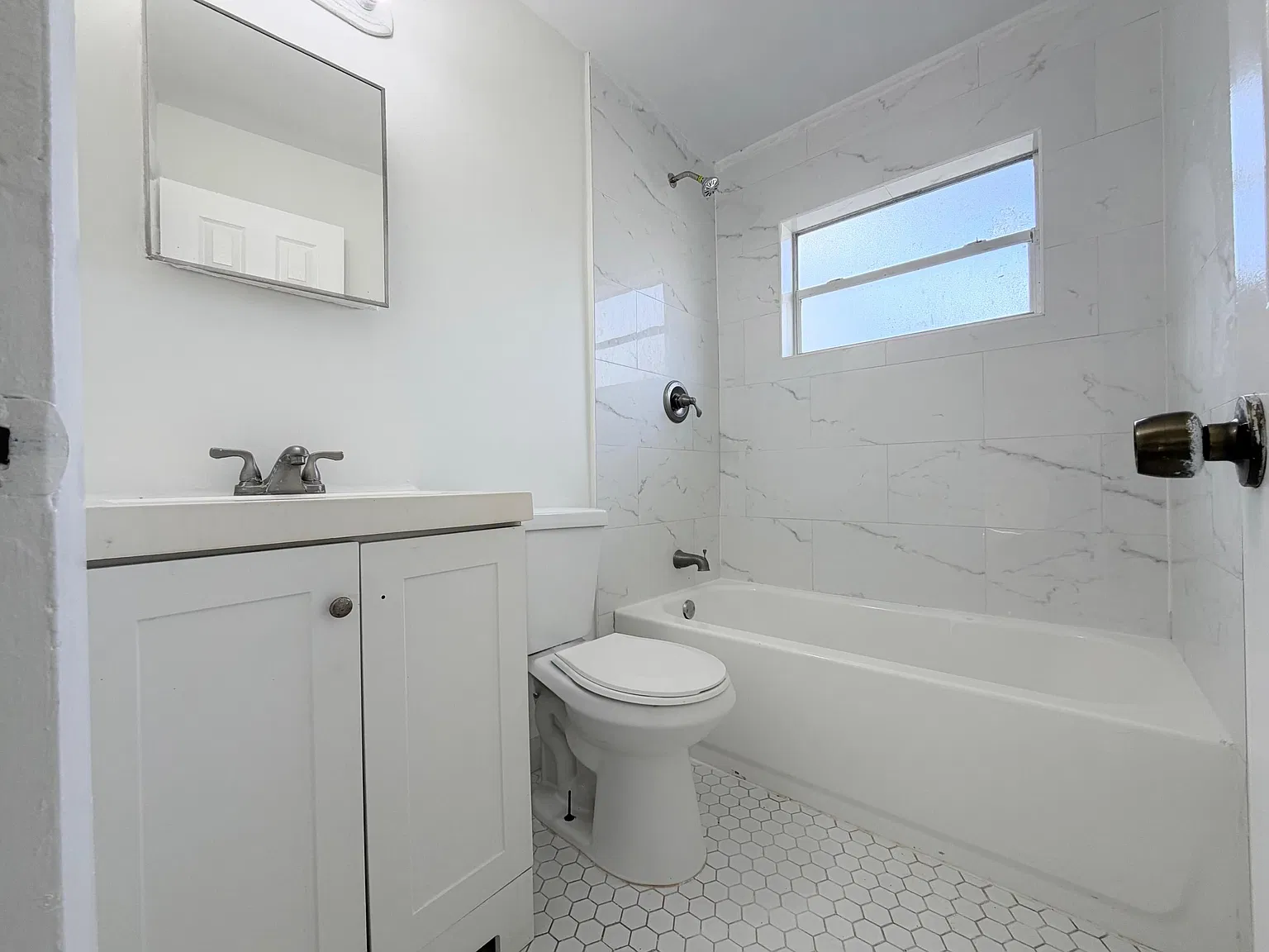 2 bed, 1.0 bath, 900 sqft, $1,800 — Photo 2