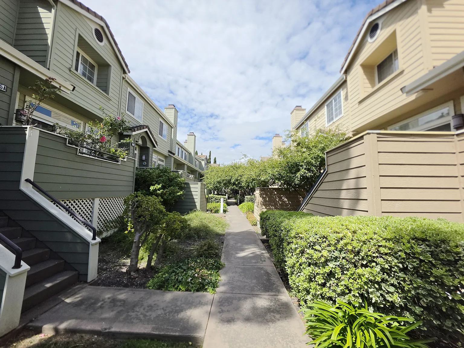 3 bed, 2.5 bath, 2013 sqft, $6,000 — Photo 2