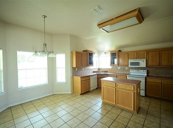 4th image of 3104 Wisteria Ln