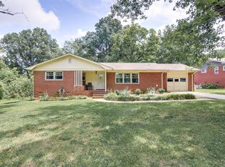 3216 Dunaire Dr, Charlotte, NC 28205