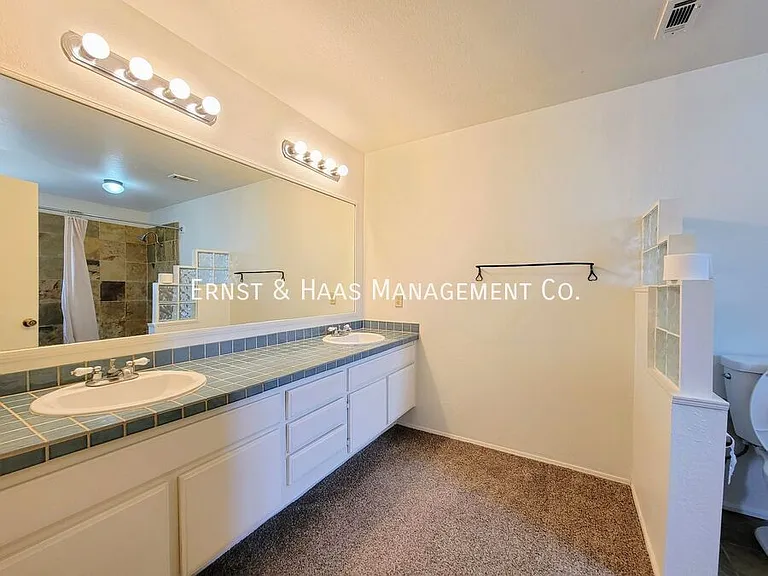 2755 E Hill St — Photo 27