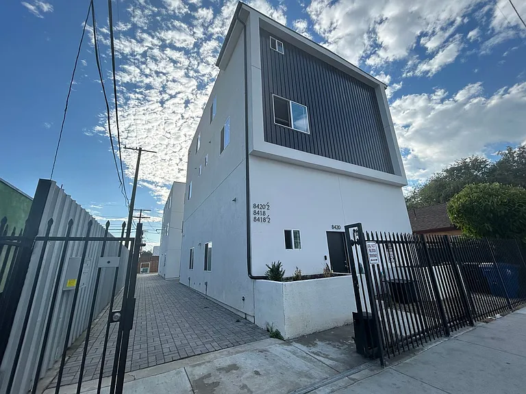 8418 S Main St — Photo 3