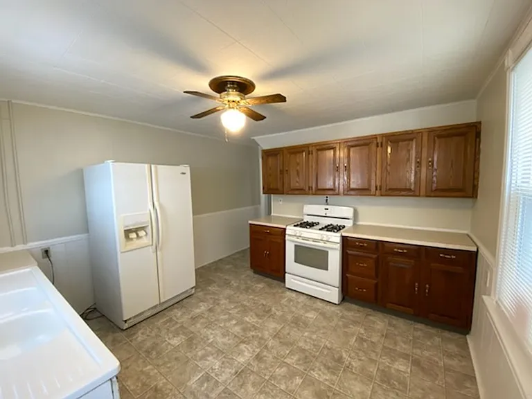 912 Salem Ave — Photo 4